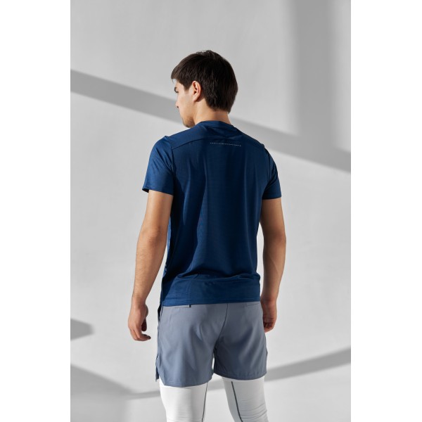 Erkaklar uchun yoziqsiz fitnes futbolkasi