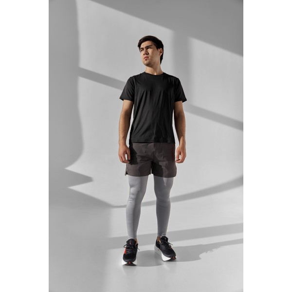 Erkaklar uchun yoziqsiz fitnes futbolkasi