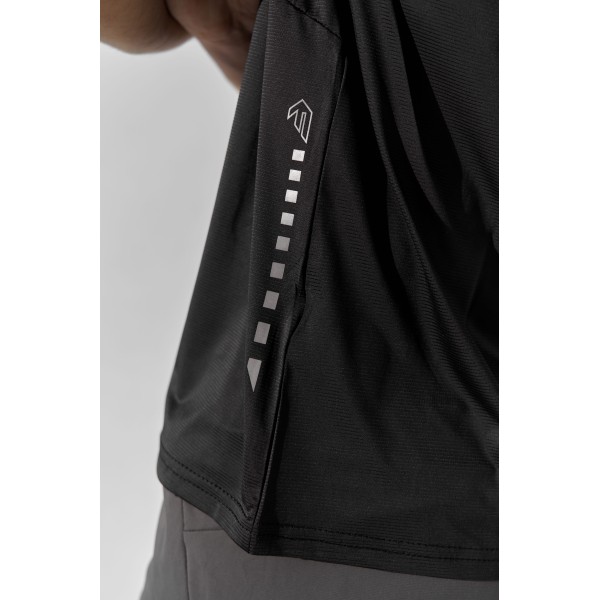 Erkaklar uchun yoziqsiz fitnes futbolkasi