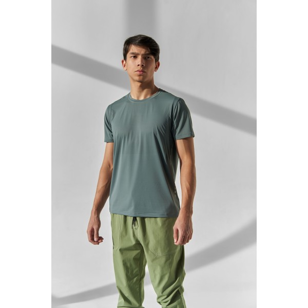 Erkaklar uchun yoziqsiz fitnes futbolkasi